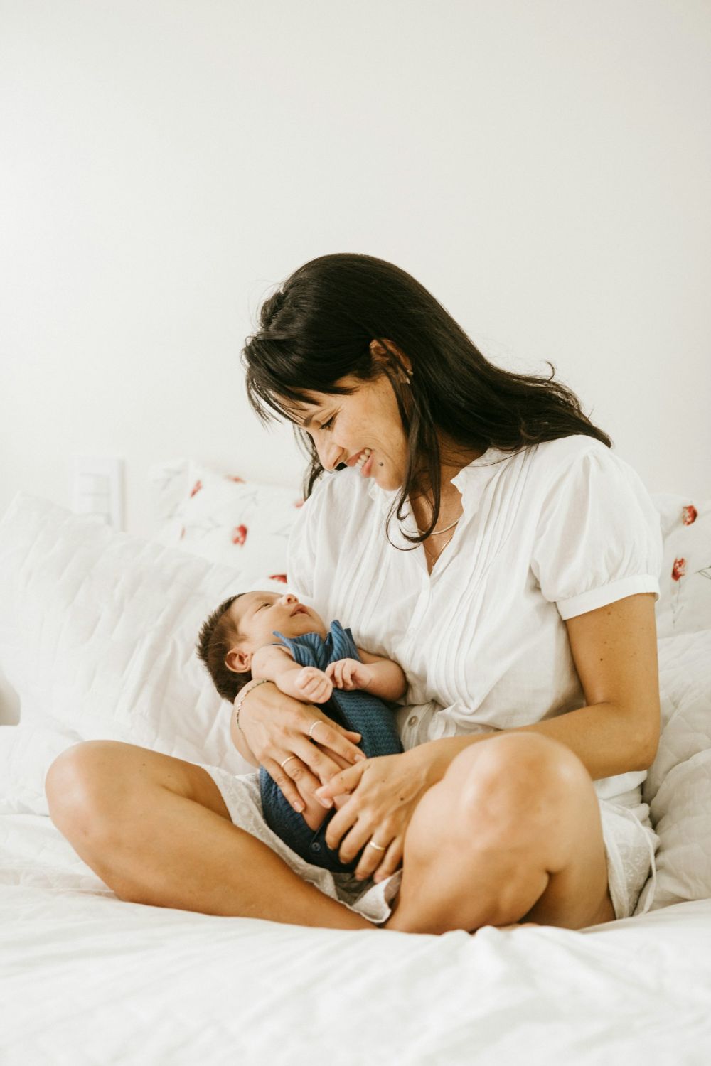 Mamá con su bebé en casa